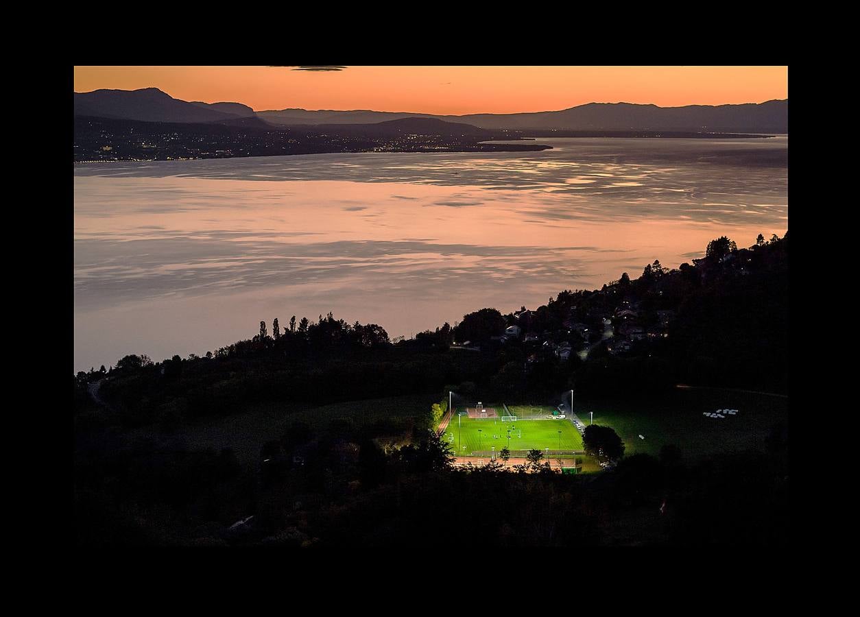 Mientras Rusia da los últimos retoques y cuida con esmero los estadios que serán sedes de la Copa del Mundo, el fútbol sigue practicándose en una sorprendente variedad de escenarios. Lo mismo da una plataforma flotante frente a las costas de Tailandia, que un campo nevado en el norte de Italia o las polvorientas calles de centenares de suburbios, pueblos y aldeas remotas. Los ídolos exhibirán su grandeza rodeados de boato en un espectáculo global, que comenzará el día 14, mientras jóvenes de todo el mundo patean rudimentarias pelotas en las calles. Algunos incluso descalzos.