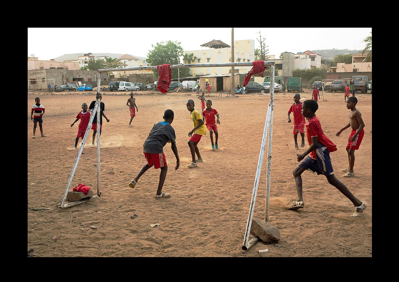 Mientras Rusia da los últimos retoques y cuida con esmero los estadios que serán sedes de la Copa del Mundo, el fútbol sigue practicándose en una sorprendente variedad de escenarios. Lo mismo da una plataforma flotante frente a las costas de Tailandia, que un campo nevado en el norte de Italia o las polvorientas calles de centenares de suburbios, pueblos y aldeas remotas. Los ídolos exhibirán su grandeza rodeados de boato en un espectáculo global, que comenzará el día 14, mientras jóvenes de todo el mundo patean rudimentarias pelotas en las calles. Algunos incluso descalzos.