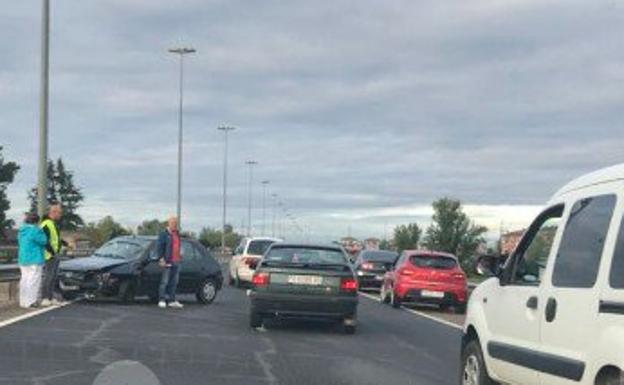 Los efectivos de Emergencias atendieron al conductor que presentaba heridas leves.