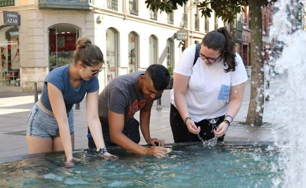 Unos jóvenes se refrescaban en la fuente de la Plaza de la Rinconada de Valladolid el año pasado en esta época debido a las altas temperaturas.