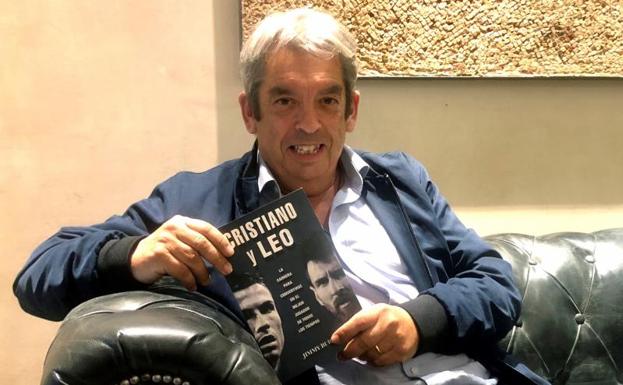 Jimmy Burns posa en un hotel de Madrid con su libro sobre Cristiano y Messi. 