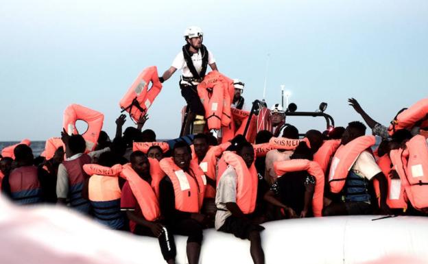 Los refugiados a bordo del barco.