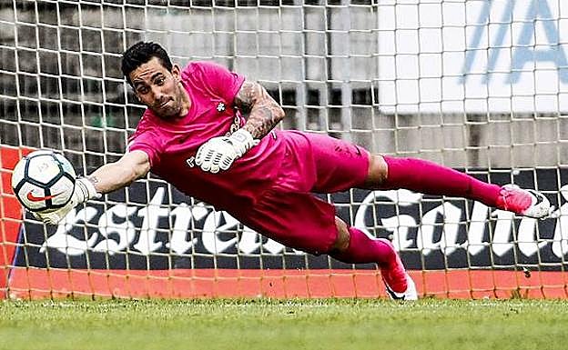 Ian Mackay, en un partido con el Racing de Ferrol.