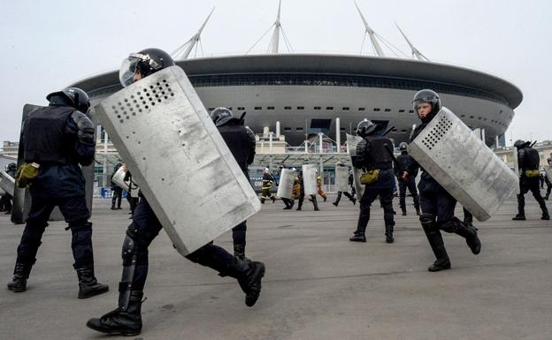 Antidisturbios rusos realizan un ejercicio preventivo en los alrededores del estadio de San Petersburgo.