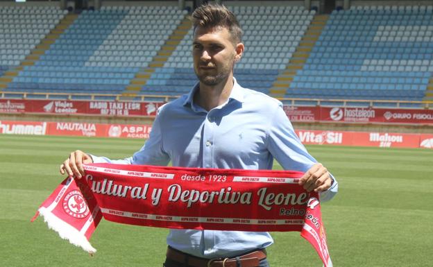 Víctor Cea y su cuerpo técnico, en el Reino de León.