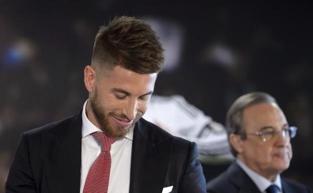 Sergio Ramos, con Florentino Pérez al fondo.