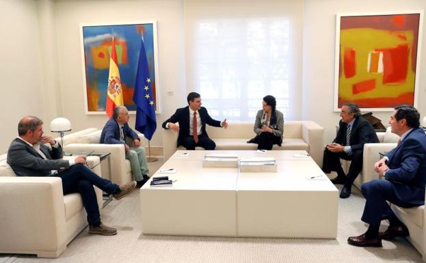 El presidente del Gobieno, Pedro Sánchez (4i), acompañado por la ministra de Trabajo, Magdalena Valerio (3i), recibe al presidente de CEPYME, Antonio Garamendi (d), el presidente de la CEOE, Juan Rosell (2d), el secretario general de UGT, Pepe Álvarez (2i), y el secretario general de CC.OO, Unai Sordo.