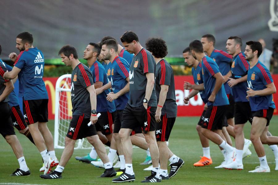 Fernando Hierro ha dirigido su primer entrenamiento como seleccionador de España, horas después de oficializarse su nombramiento en sustitución de Julen Lopetegui. 