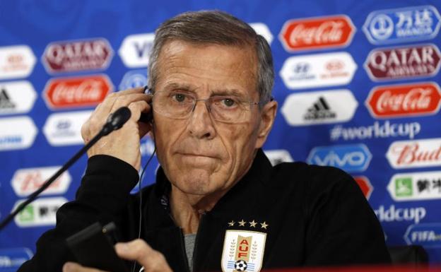 Tabárez durante una rueda de prensa con Uruguay.