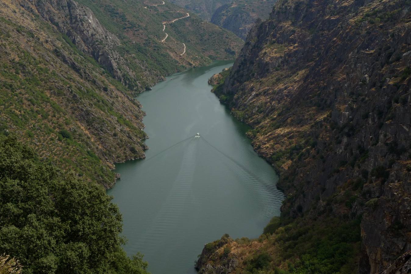 El barco Corazón de las Arribes navega en Aldeadávila.