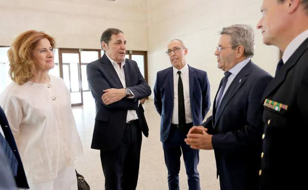 El consejero de Sanidad, Antonio María Sáez, participa en el acto 'Premios por la vida', organizado por las Hermandades de Donantes de Sangre. Junto a él, el presidente de la Federación de Donantes de Sangre de Castilla y León, Jesús Murias. 