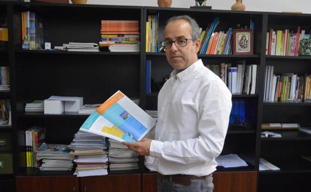 Juan Carlos López, delegado diocesano de Enseñanza de Zamora y profesor de Religión con el libro. 