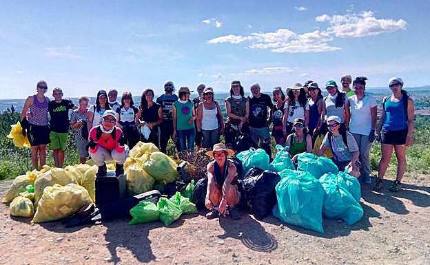 Los voluntarios, una vez realizada la recogida. 