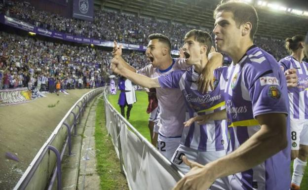 Toni Villa celebra el ascenso con el Real Valladolid.