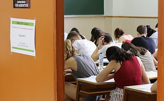 Tres alumnos de institutos públicos obtuvieron las mejores notas de la Ebau