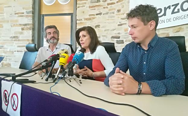 De izquierda a derecha, el presidente de la fundación Oso Pardo, Guillermo Palomero, la presidenta de Bierzo Enoturismo, Misericordia Bello, y el alcalde de Villablino, Mario Rivas, en su comparecencia.