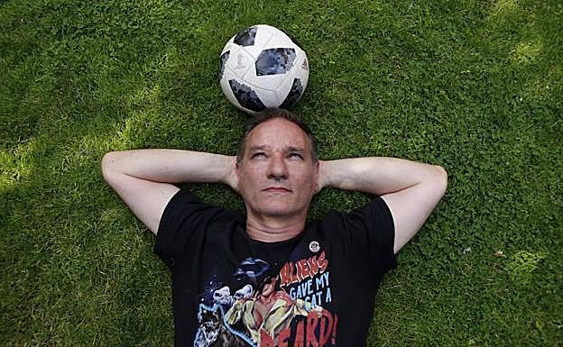 El director de cine con un balón en su casa de Madrid.
