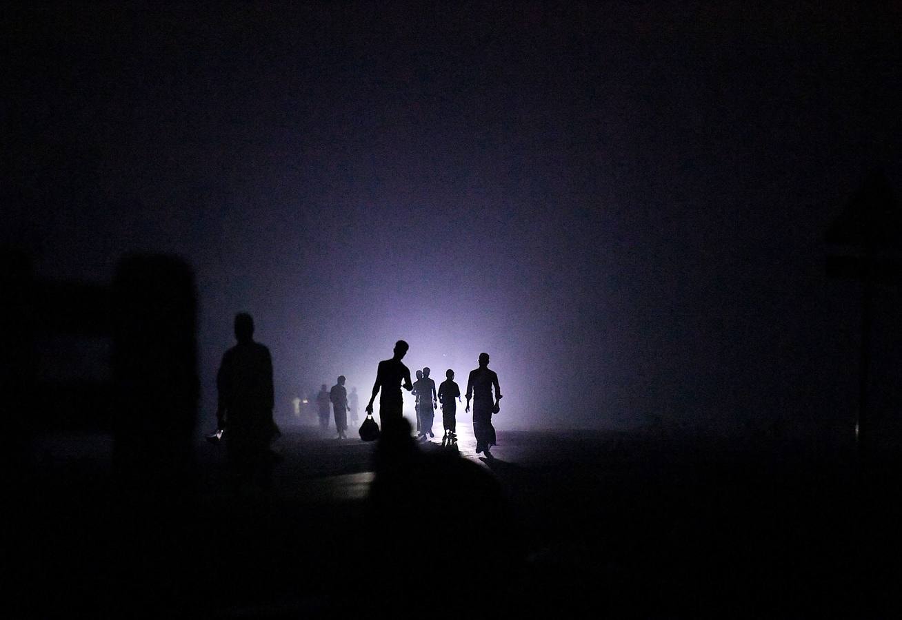 Una parte de los refugiados Rohingya que huyeron de Myanmar han encontrado trabajo en las pesquerías de la vecina Bangladesh. El campamento de refugiados de Shamlapur, cercano a una colonia de pescadores, es el hogar de unos 10.000 refugiados, que trabajan en la mar por alrededor de 3 dólares y una parte de las capturas. Las mujeres acompañan a sus maridos en la tarea secando y clasificando los peces sobre enormes mesas de madera, envueltas en moscas por un salario aún menor. Según funcionarios del Gobierno esta industria genera ingresos de 20 millones de dólares. Pero incluso los niños tienen que trabajar duro.