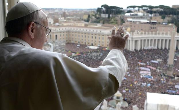 El papa Francisco saluda a una multitud. 