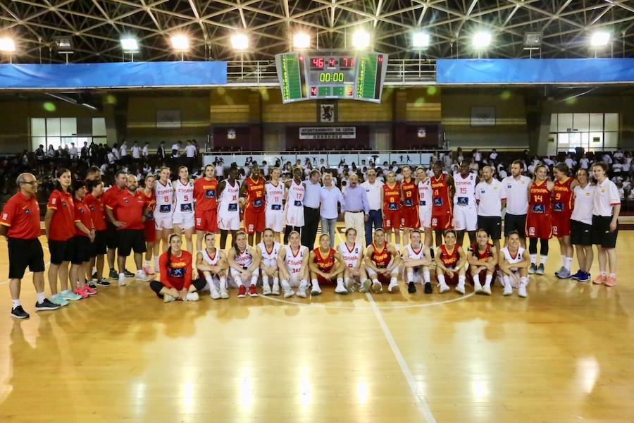 Fotos: Silván recibe a las selecciones sub-20 y sub-23 de baloncesto femenino en León