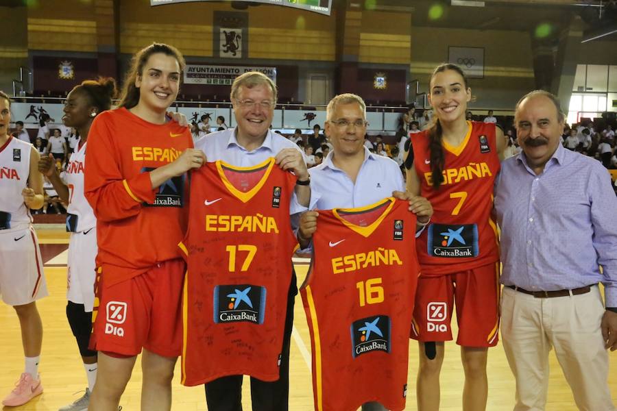 Fotos: Silván recibe a las selecciones sub-20 y sub-23 de baloncesto femenino en León