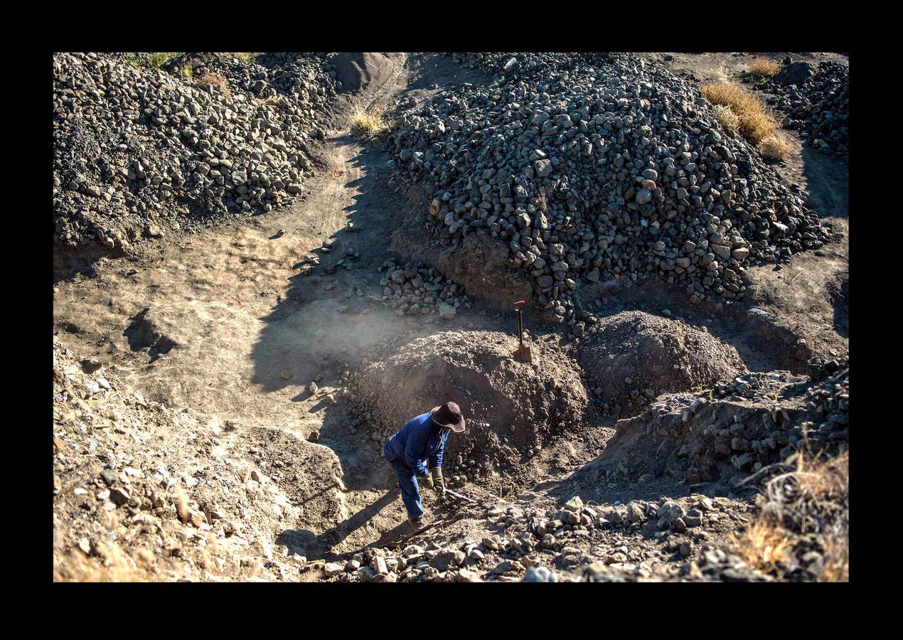 La localidad de Kimberley, en el centro de Sudáfrica, se hizo famosa en el último tercio del siglo XIX gracias a la fiebre del diamante. A la sombra de «Big Hole» (el gran agujero), la mina que convirtió la ciudad en una especie de poblado del Lejano Oeste, florecieron las grandes explotaciones. También los pequeños mineros independientes, que se afanaban entre los restos y gangas de las grandes compañías. Hace un par de meses 800 de estos mineros, que aún tientan a la suerte fuera de la ley, recibieron permisos para operar en una vasta extensión de terreno cerca de Kimberley. Un acuerdo histórico para frenar el crecimiento de la minería ilegal, estimulado por el desempleo. 