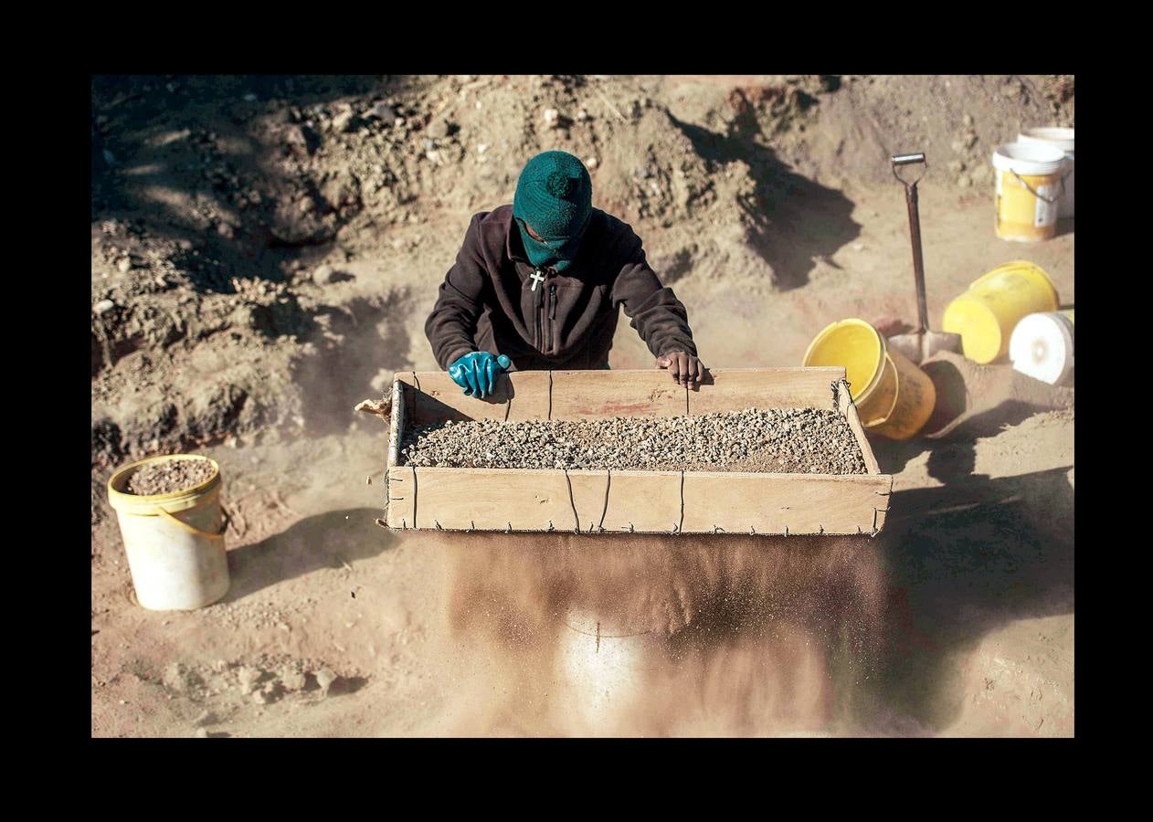 La localidad de Kimberley, en el centro de Sudáfrica, se hizo famosa en el último tercio del siglo XIX gracias a la fiebre del diamante. A la sombra de «Big Hole» (el gran agujero), la mina que convirtió la ciudad en una especie de poblado del Lejano Oeste, florecieron las grandes explotaciones. También los pequeños mineros independientes, que se afanaban entre los restos y gangas de las grandes compañías. Hace un par de meses 800 de estos mineros, que aún tientan a la suerte fuera de la ley, recibieron permisos para operar en una vasta extensión de terreno cerca de Kimberley. Un acuerdo histórico para frenar el crecimiento de la minería ilegal, estimulado por el desempleo. 