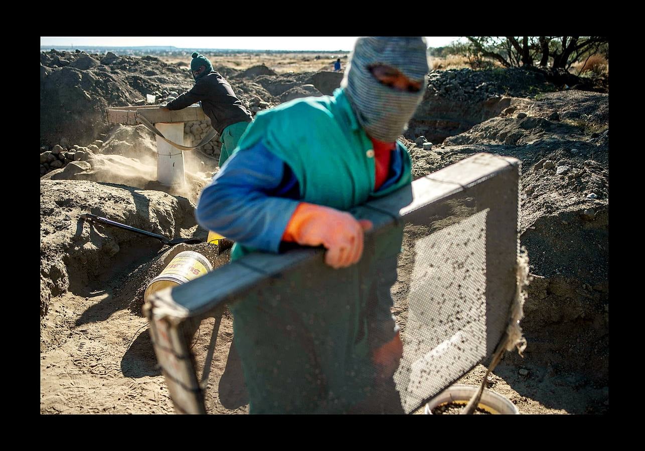 La localidad de Kimberley, en el centro de Sudáfrica, se hizo famosa en el último tercio del siglo XIX gracias a la fiebre del diamante. A la sombra de «Big Hole» (el gran agujero), la mina que convirtió la ciudad en una especie de poblado del Lejano Oeste, florecieron las grandes explotaciones. También los pequeños mineros independientes, que se afanaban entre los restos y gangas de las grandes compañías. Hace un par de meses 800 de estos mineros, que aún tientan a la suerte fuera de la ley, recibieron permisos para operar en una vasta extensión de terreno cerca de Kimberley. Un acuerdo histórico para frenar el crecimiento de la minería ilegal, estimulado por el desempleo. 