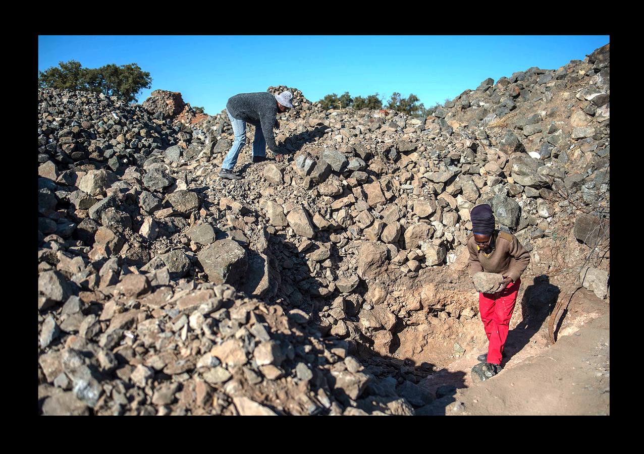 La localidad de Kimberley, en el centro de Sudáfrica, se hizo famosa en el último tercio del siglo XIX gracias a la fiebre del diamante. A la sombra de «Big Hole» (el gran agujero), la mina que convirtió la ciudad en una especie de poblado del Lejano Oeste, florecieron las grandes explotaciones. También los pequeños mineros independientes, que se afanaban entre los restos y gangas de las grandes compañías. Hace un par de meses 800 de estos mineros, que aún tientan a la suerte fuera de la ley, recibieron permisos para operar en una vasta extensión de terreno cerca de Kimberley. Un acuerdo histórico para frenar el crecimiento de la minería ilegal, estimulado por el desempleo. 