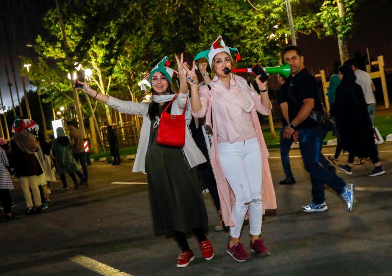 Las autoridades cortan la emisión del partido en las pantallas del estadio de Teherán por la presencia femenina y para no difundir imágenes de aficionadas en Rusia. 