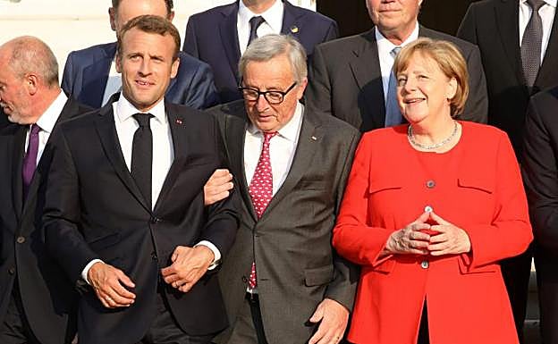 Juncker, en el centro, junto a Macron y Merkel.