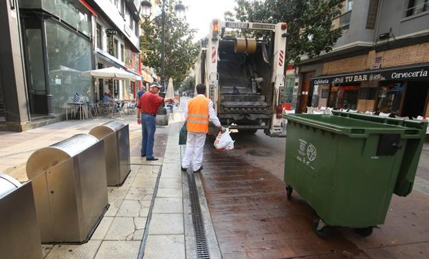 Trabajadores de FCC realizan labores de recogida de basuras en Ponferrada.