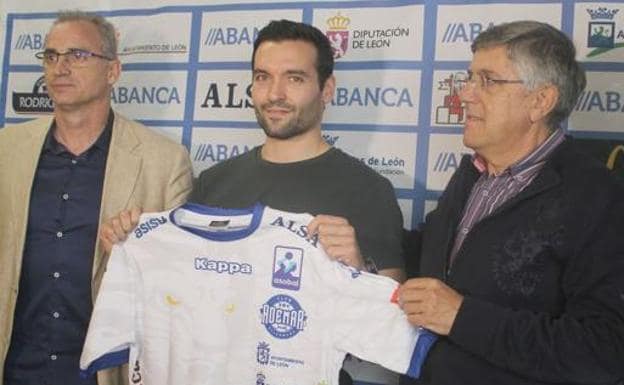 José Mario Carrillo, en su presentación como jugador del Abanca Ademar.