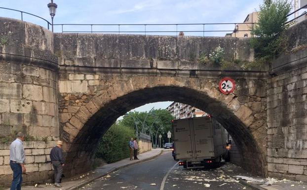 Imagen del vehículo tras empotrarse contra el puente.