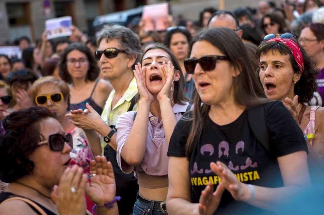 Los jueces han dejado libres a los cinco miembros de La Manada por no tener dinero para darse a la fuga y vivir a más de 500 kilómetros