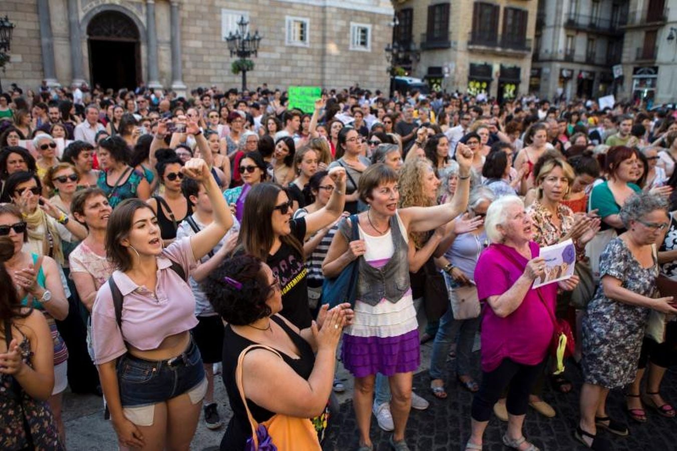 Los jueces han dejado libres a los cinco miembros de La Manada por no tener dinero para darse a la fuga y vivir a más de 500 kilómetros