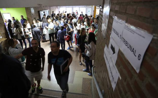 Miles de personas se han presentado a las oposiciones para Secundaria.