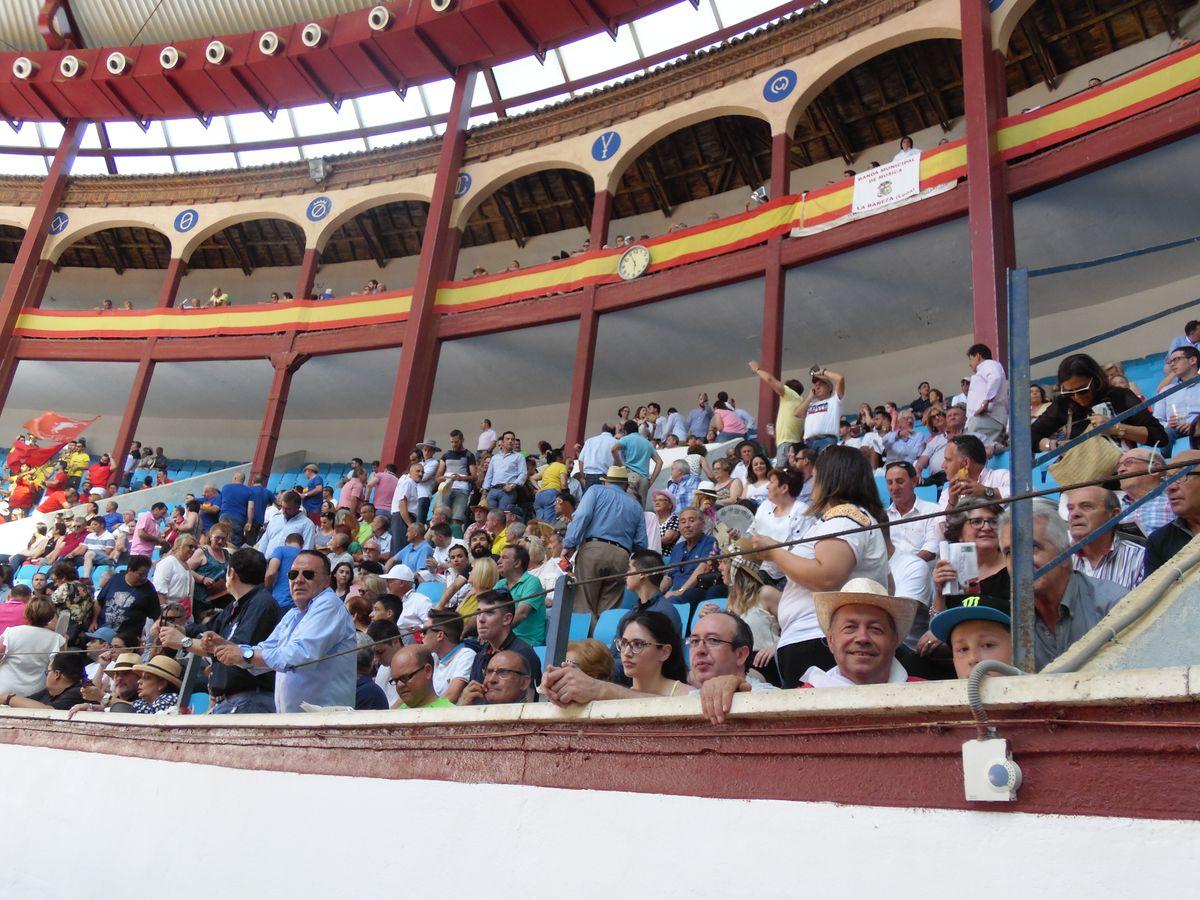 Fotos: Hermoso de Mendoza, Padilla y El Fandi triunfan en León