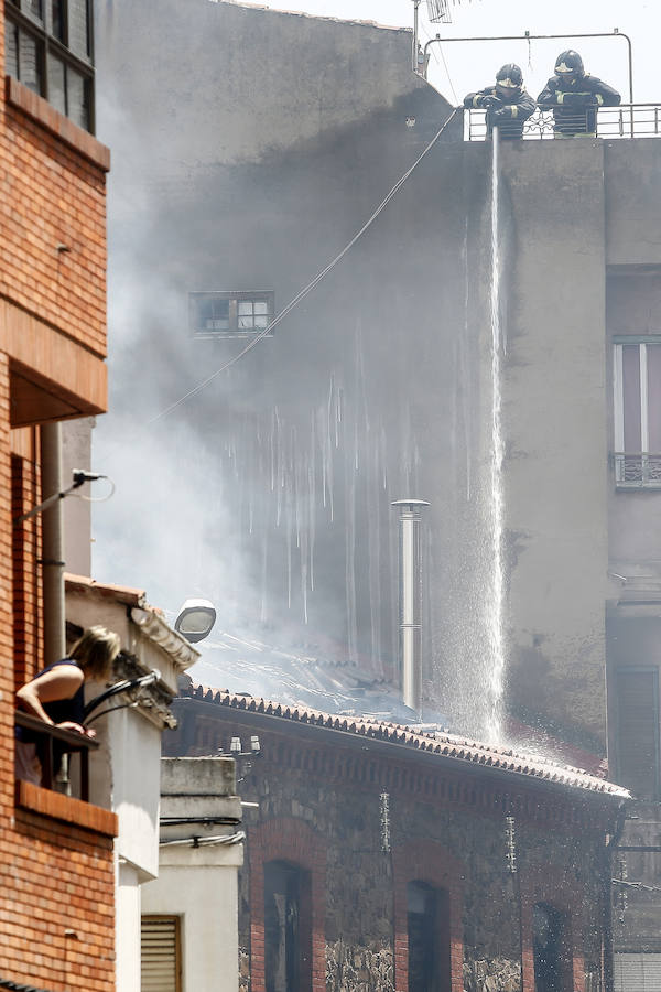 Fotos: Incendio de un edificio en La Bañeza