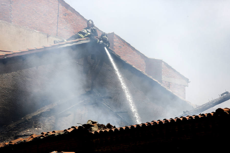 Fotos: Incendio de un edificio en La Bañeza