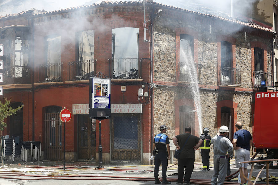 Fotos: Incendio de un edificio en La Bañeza