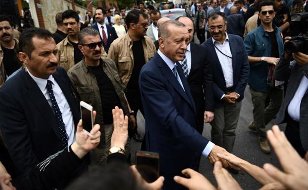 Erdogan acude a votar.