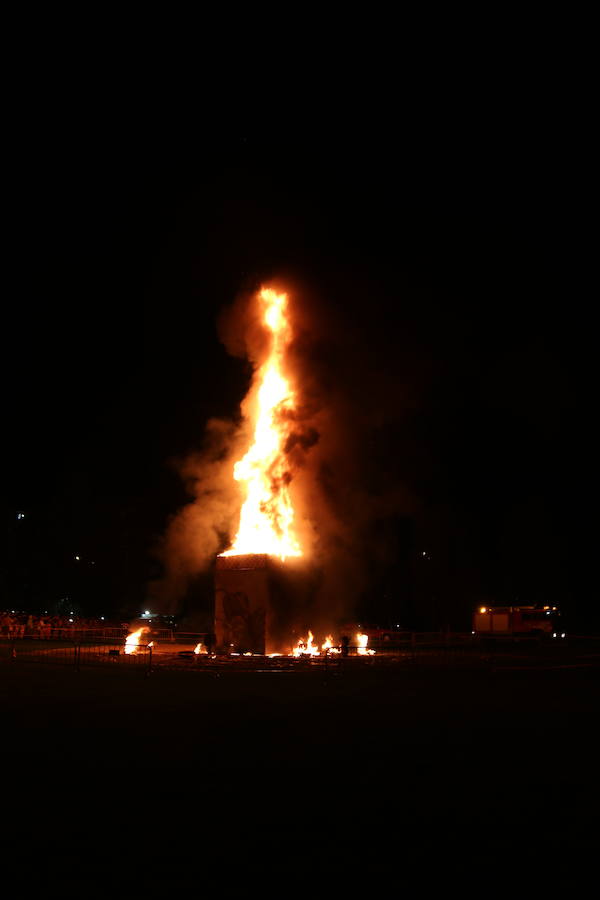 Fotos: Tradicional hoguera de San Juan
