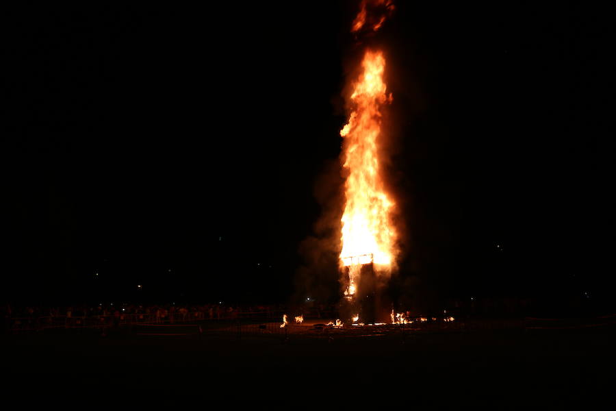 Fotos: Tradicional hoguera de San Juan