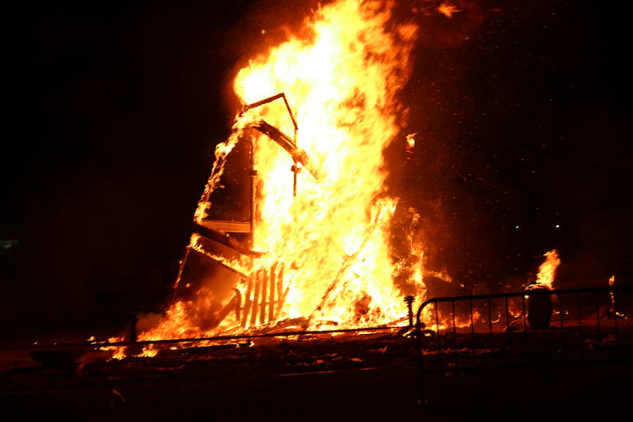 Fotos: Tradicional hoguera de San Juan