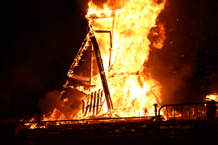 Fotos: Tradicional hoguera de San Juan