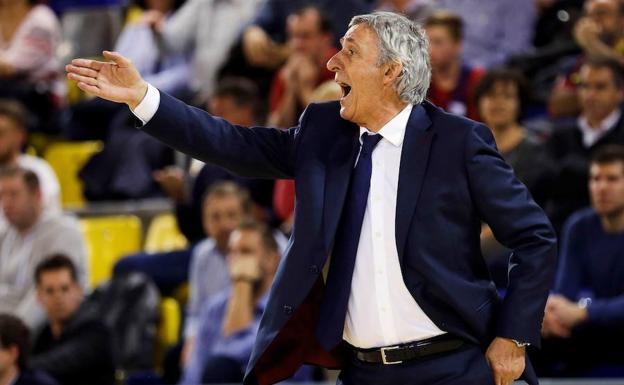 Pesic dirigiendo un encuentro