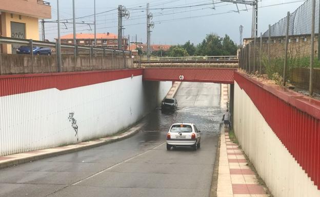 Un coche intenta acceder al túnel pese al agua.