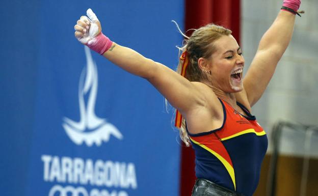 a haltera Lidia Valentín celebra su victoria. 