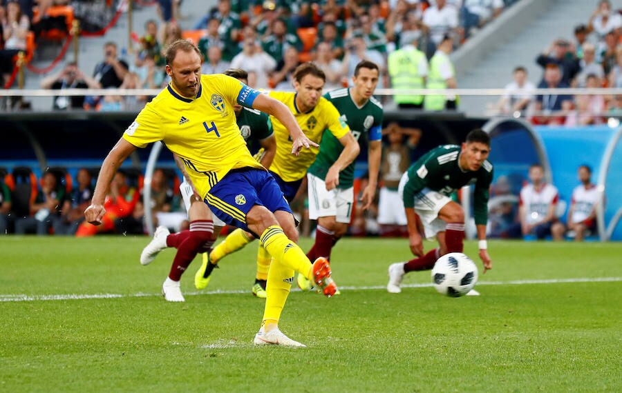 Suecia se impuso por 0-3 a México en el encuentro correspondiente a la tercera jornada del grupo F. La derrota de Alemania ante Corea del Sur dio el pase a ambas selecciones para octavos. 